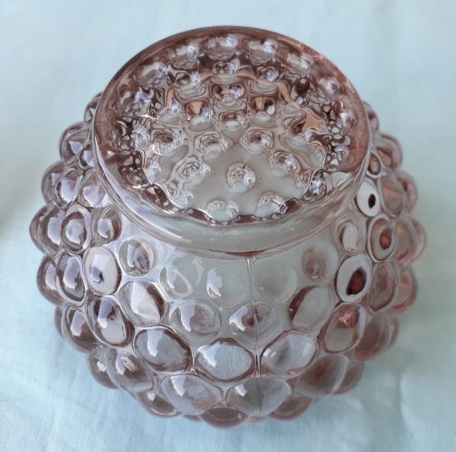 Boite en verre moulé pressé