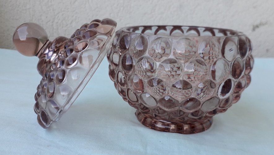 Boite en verre moulé pressé