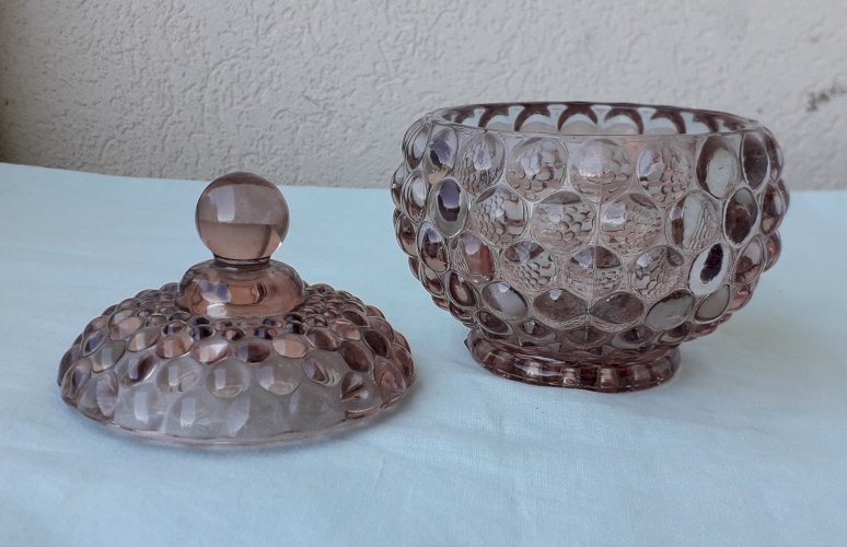 Boite en verre moulé pressé