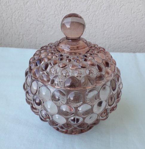 Boite en verre moulé pressé