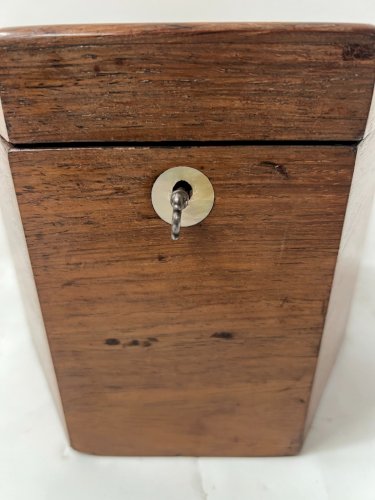 Boite hexagonale en noyer XIX siècle