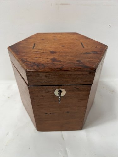 Boite hexagonale en noyer XIX siècle