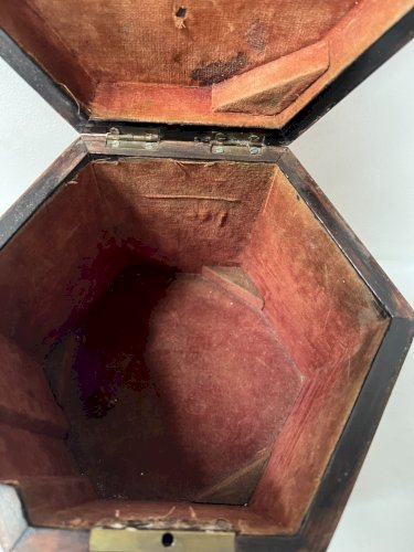 Boite hexagonale en noyer XIX siècle