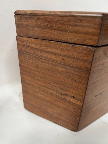 Boite hexagonale en noyer XIX siècle