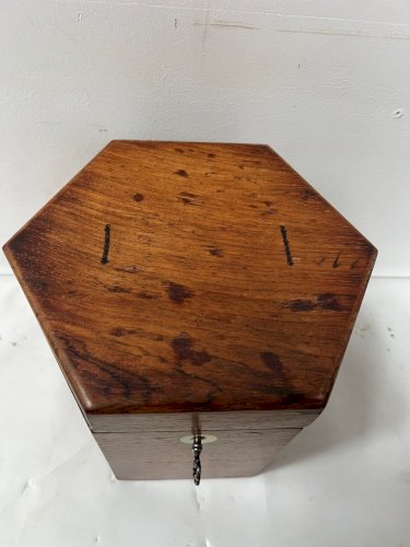 Boite hexagonale en noyer XIX siècle