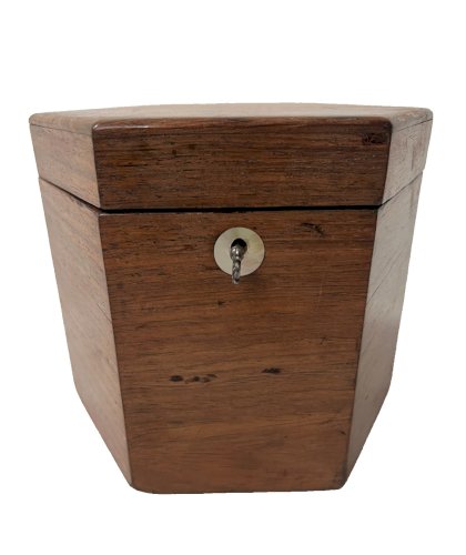 Boite hexagonale en noyer XIX siècle