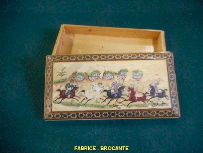 BOITE MARQUETEE PERSANE DECOR PEINT