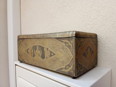 Boite métal vintage Allemande, lomberg , papiers photo byk , boîte décorative à motifs indiens.