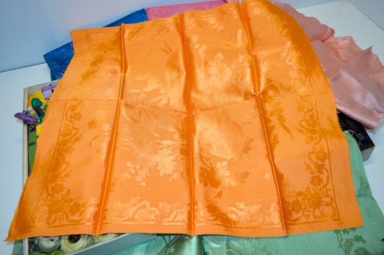 -BOITE & NOMBREUX ECHEVEAUX DMC LACETS CARRES TISSUS PROFIL FEMME ANNEES FOLLES