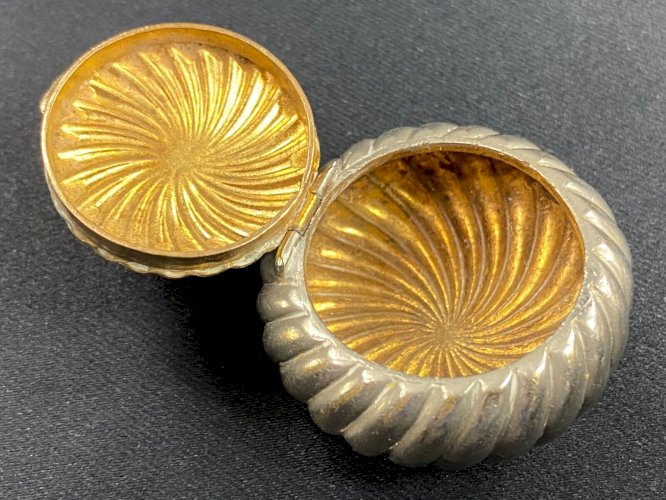 Boite pilulier en métal argenté à décor godronné