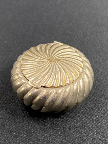 Boite pilulier en métal argenté à décor godronné