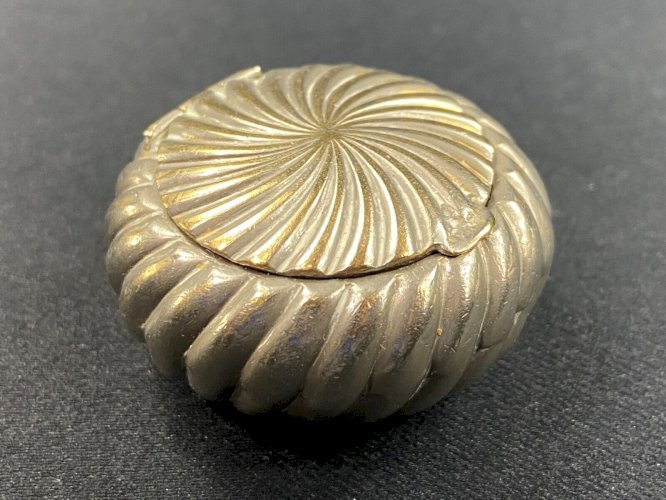 Boite pilulier en métal argenté à décor godronné