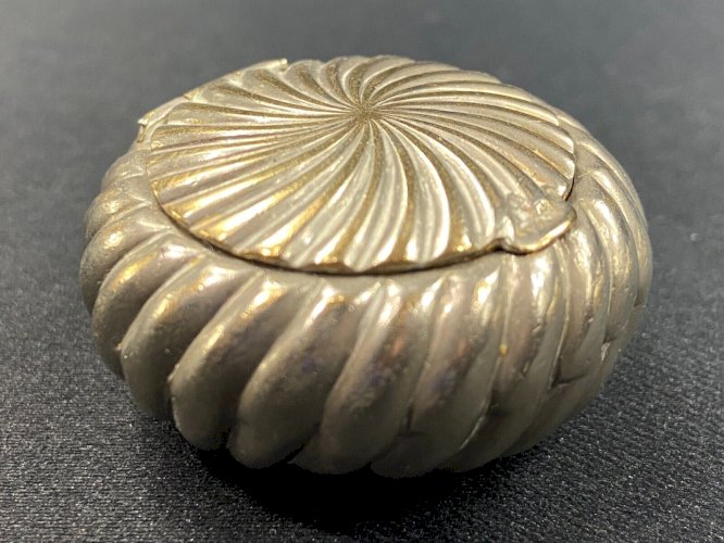 Boite pilulier en métal argenté à décor godronné