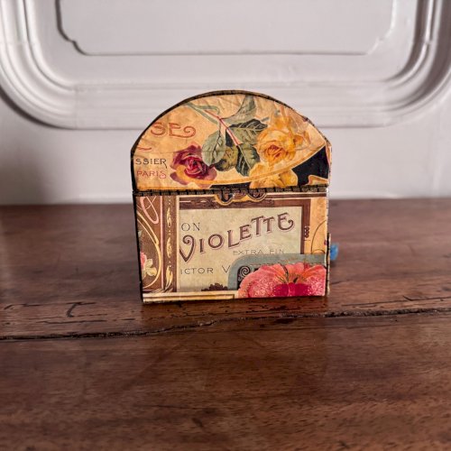 Boite publicitaire 1900 Eau de Cologne Bouquet Savon superfin M3707