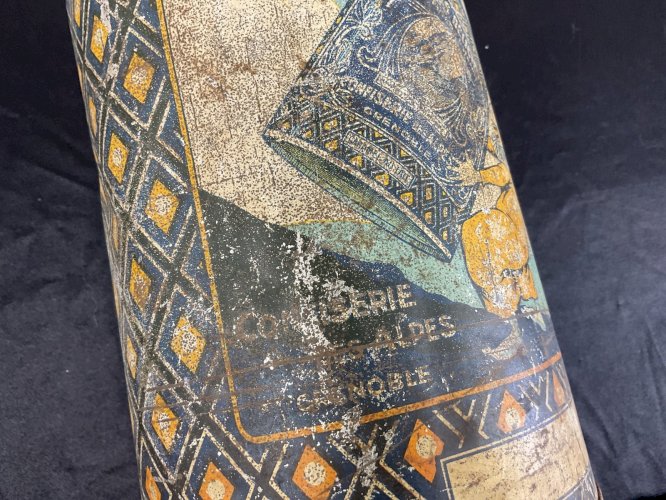 Boite publicitaire ANCIENNE en tôle caramel au lait Villard de lans