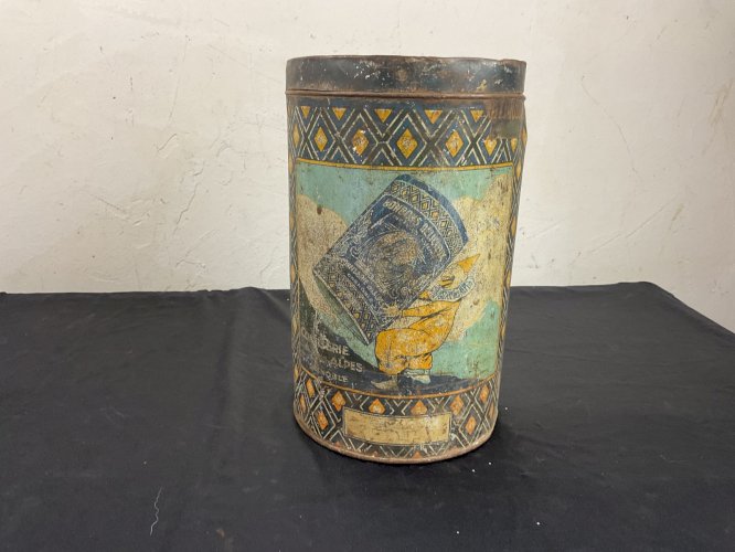 Boite publicitaire ANCIENNE en tôle caramel au lait Villard de lans