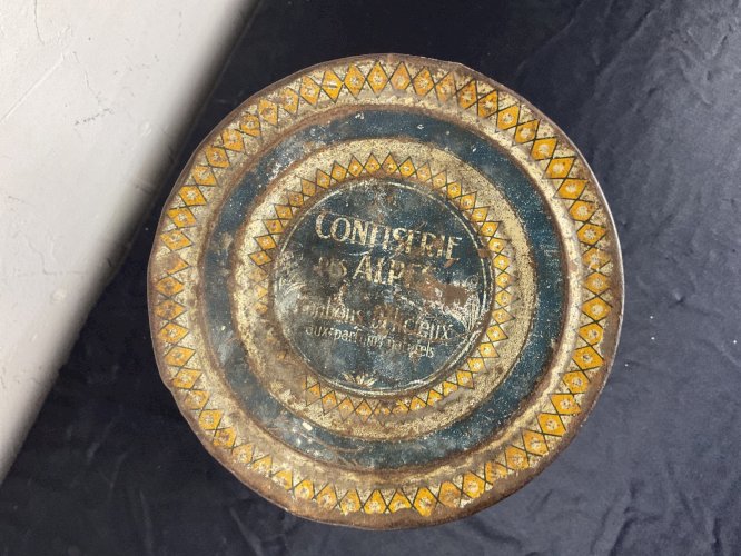 Boite publicitaire ANCIENNE en tôle caramel au lait Villard de lans