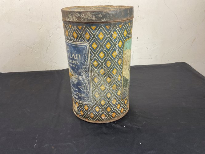 Boite publicitaire ANCIENNE en tôle caramel au lait Villard de lans