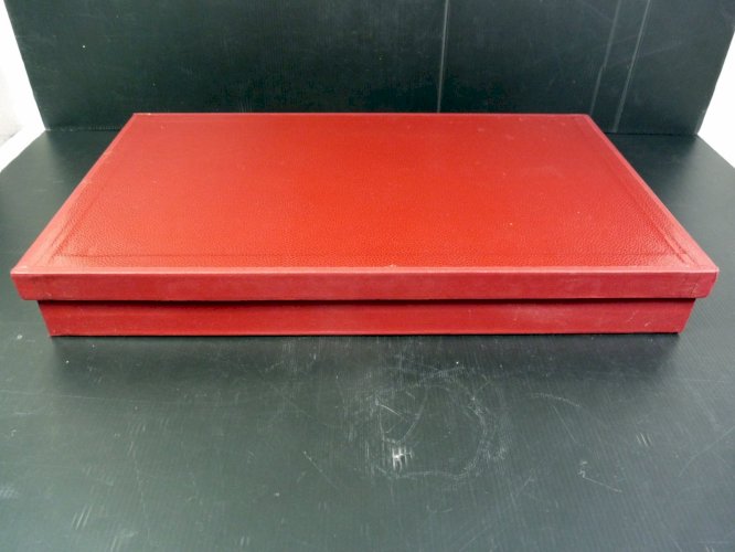 Boîte robe / foulard ? galuchat rouge magasin Samaritaine XIX° 45,5 x 28 x 6 cm