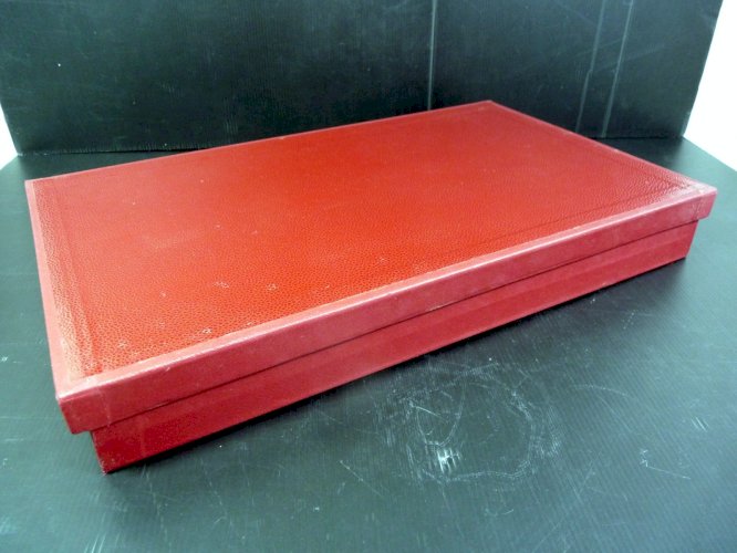 Boîte robe / foulard ? galuchat rouge magasin Samaritaine XIX° 45,5 x 28 x 6 cm