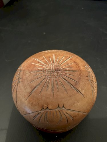 Boite ronde en   bois richement sculptée Art populaire vintage déco