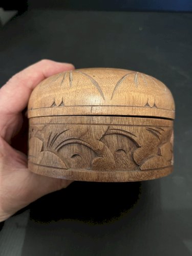 Boite ronde en   bois richement sculptée Art populaire vintage déco