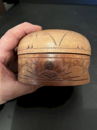 Boite ronde en   bois richement sculptée Art populaire vintage déco