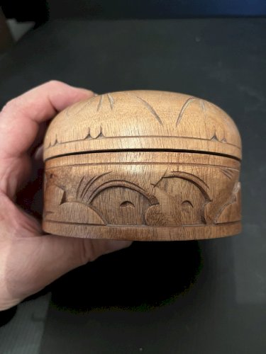 Boite ronde en   bois richement sculptée Art populaire vintage déco