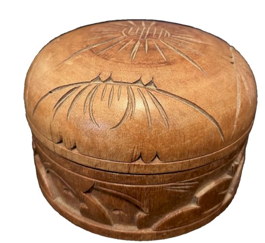 Boite ronde en   bois richement sculptée Art populaire vintage déco