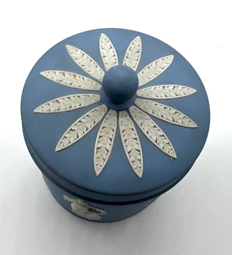 Boîte ronde Wedgwood Jasperware bleu – Nymphes en relief – Porcelaine anglaise