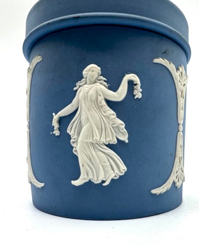 Boîte ronde Wedgwood Jasperware bleu – Nymphes en relief – Porcelaine anglaise