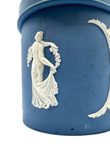 Boîte ronde Wedgwood Jasperware bleu – Nymphes en relief – Porcelaine anglaise