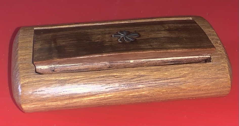 boite tabatière en bois noyer incrustation d'un tréfle en argent