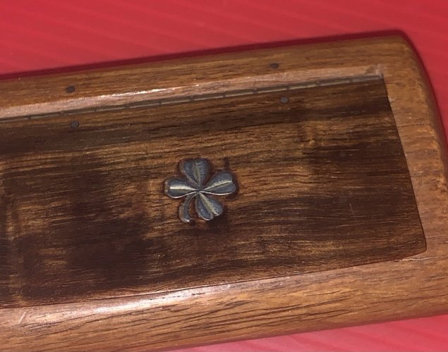 boite tabatière en bois noyer incrustation d'un tréfle en argent