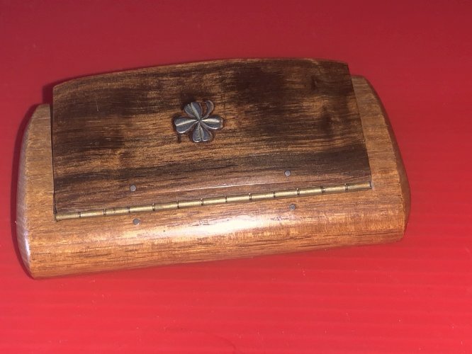 boite tabatière en bois noyer incrustation d'un tréfle en argent