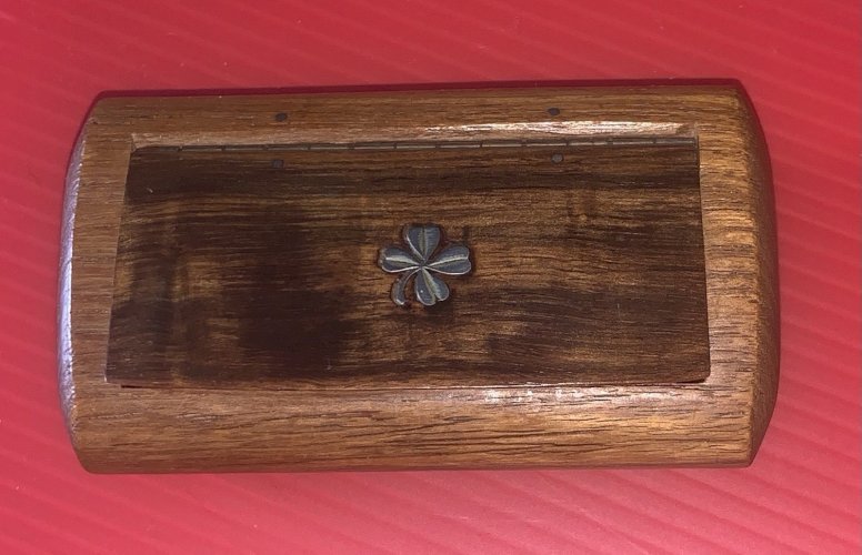 boite tabatière en bois noyer incrustation d'un tréfle en argent
