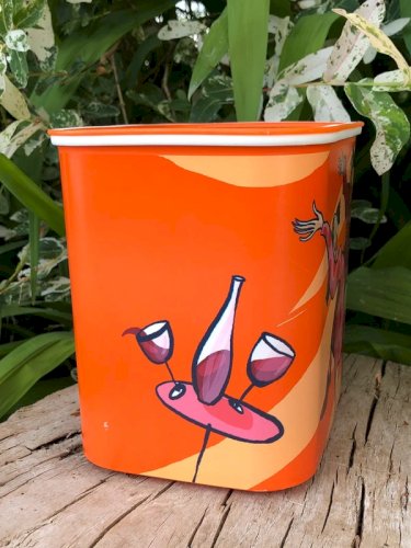 Boîte Tupperware orange motifs personnages dansant