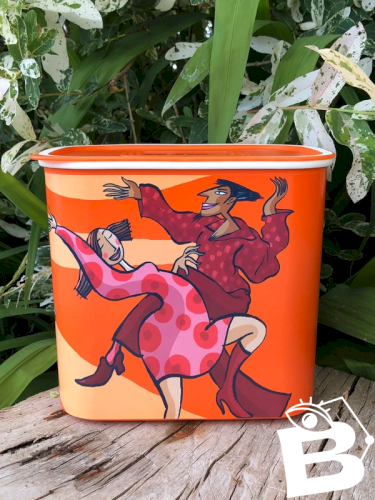Boîte Tupperware orange motifs personnages dansant