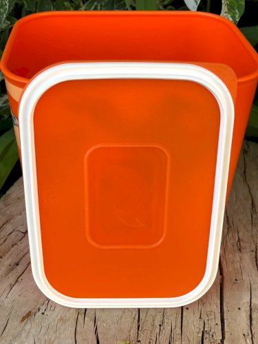 Boîte Tupperware orange motifs personnages dansant