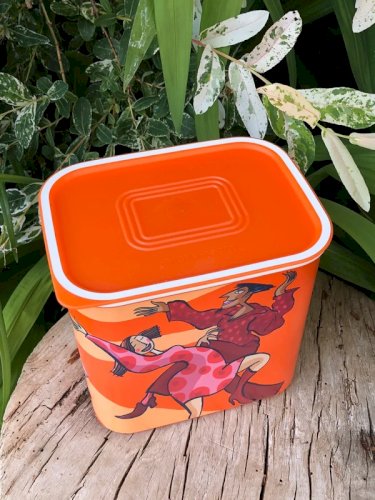 Boîte Tupperware orange motifs personnages dansant