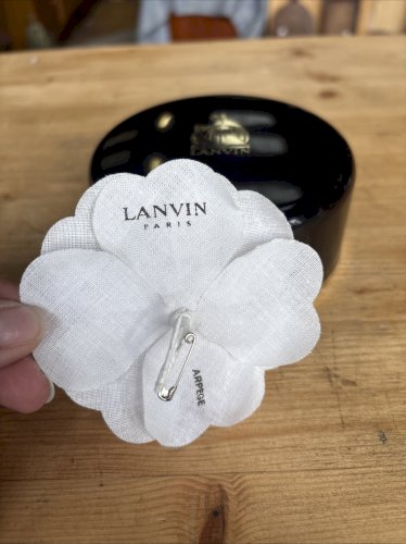 Boîte Vintage vide Poudre parfumée corps “Lanvin Arpège” + Broche Fleur Lanvin