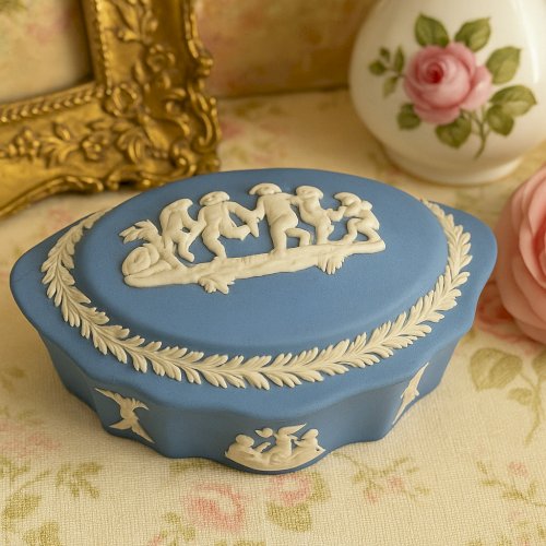 Boîte Wedgwood Jasperware bleue – Putti et guirlandes – Porcelaine anglaise