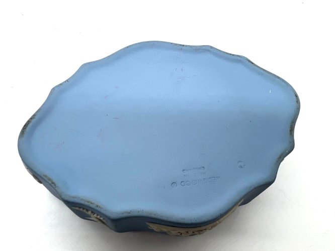 Boîte Wedgwood Jasperware bleue – Putti et guirlandes – Porcelaine anglaise