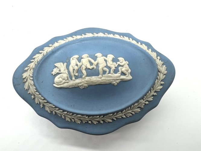 Boîte Wedgwood Jasperware bleue – Putti et guirlandes – Porcelaine anglaise