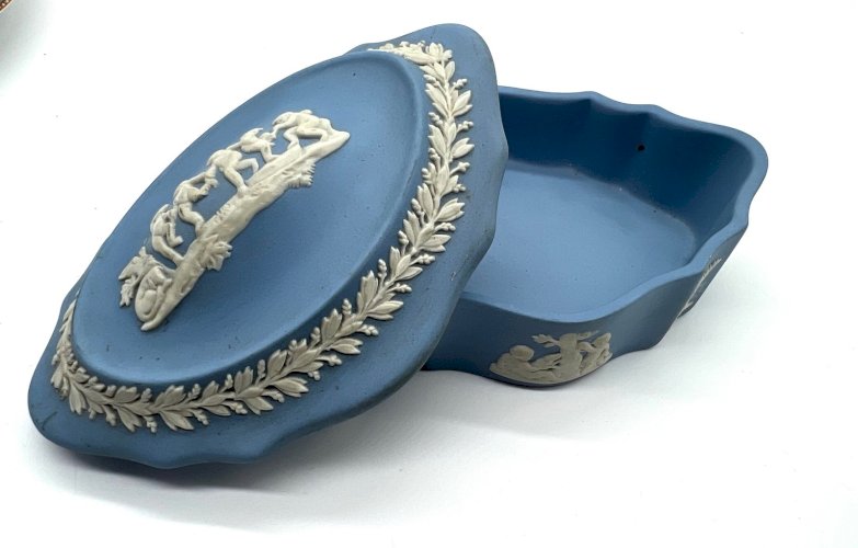Boîte Wedgwood Jasperware bleue – Putti et guirlandes – Porcelaine anglaise