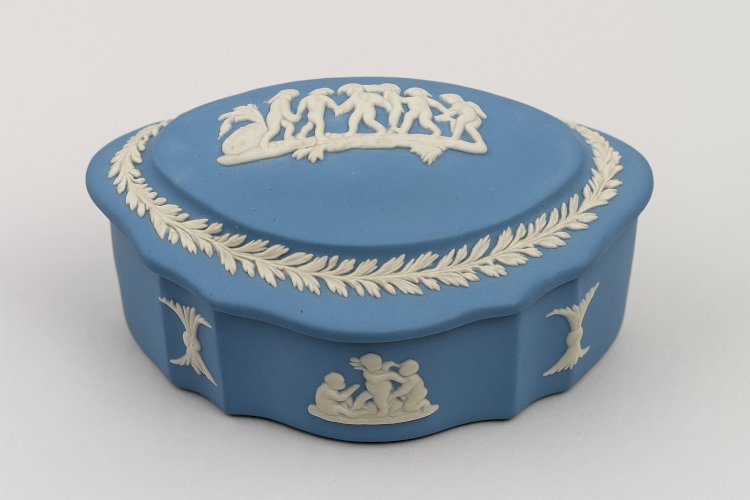 Boîte Wedgwood Jasperware bleue – Putti et guirlandes – Porcelaine anglaise