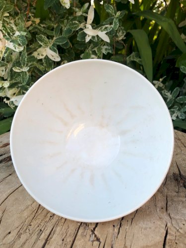Bol à pans ancien en porcelaine motifs rose rouge