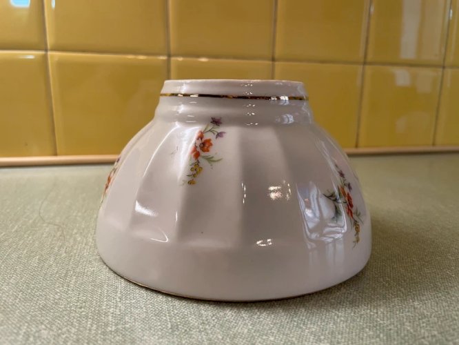 Bol ancien à facettes en porcelaine