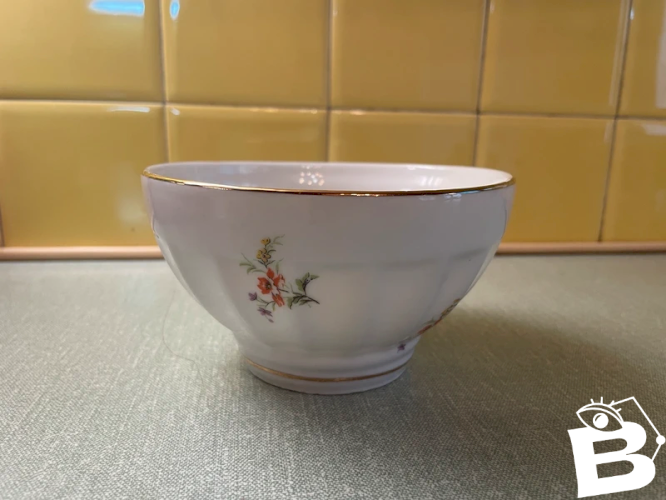 Bol ancien à facettes en porcelaine