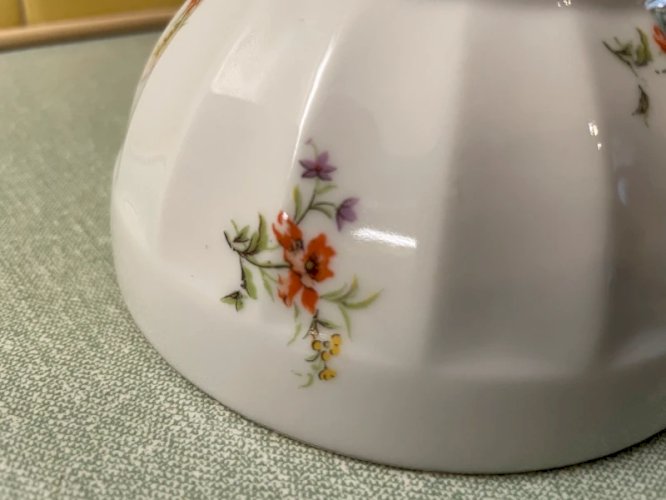 Bol ancien à facettes en porcelaine